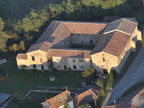 Vue aérienne d'ensemble du prieuré de Charrière